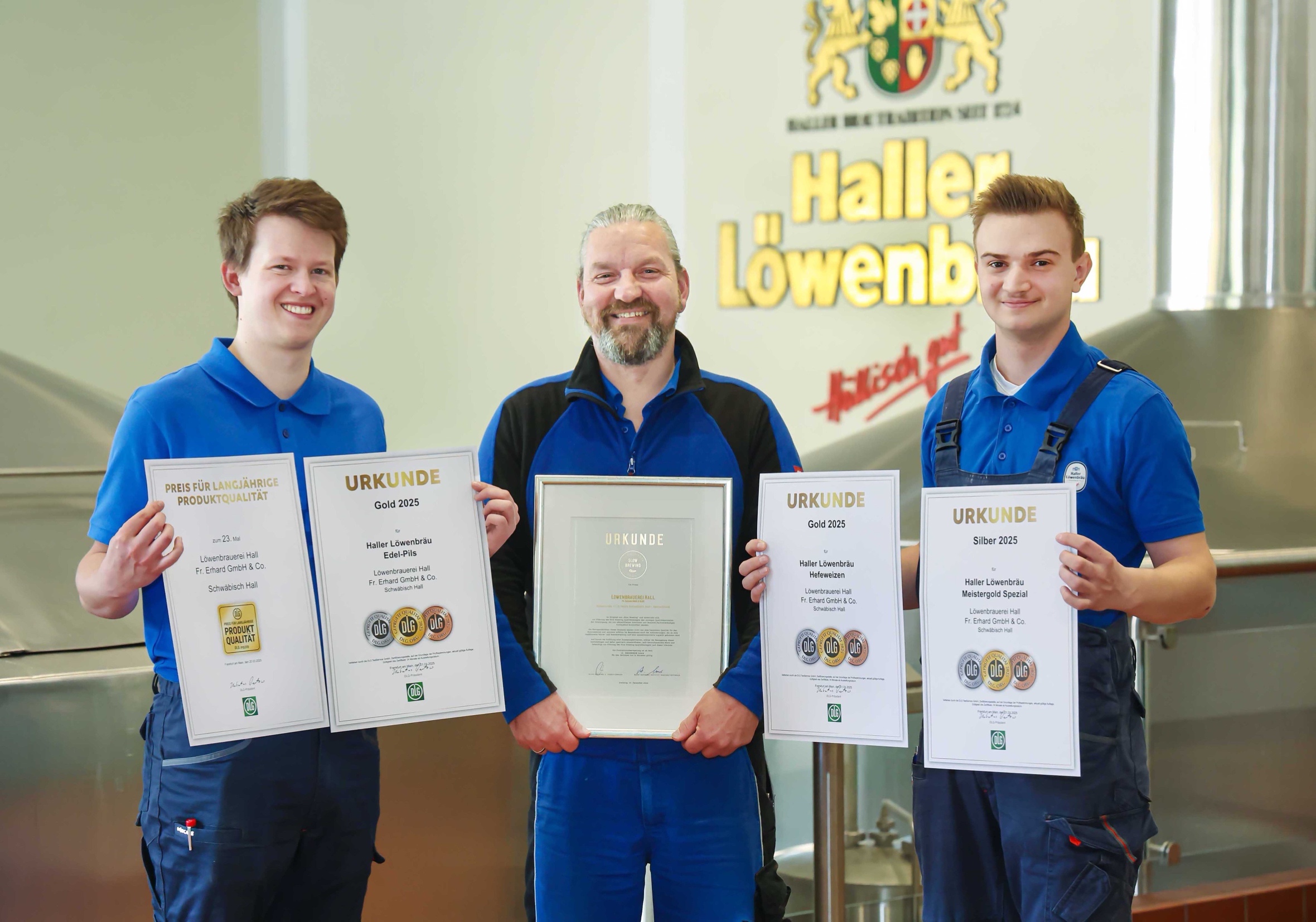 Die Freude ist groß über die insgesamt sechs Auszeichnungen der DLG und eine Zertifizierung von ’Slow Brewing’ an die Haller Brauer